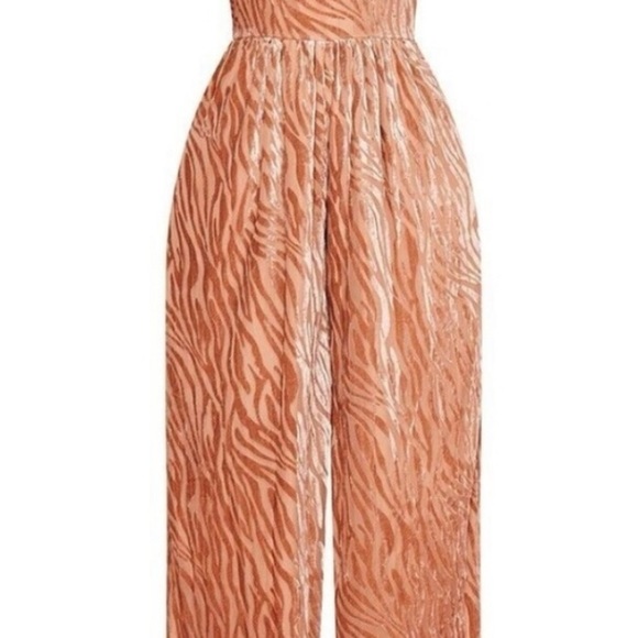 PrettyLittleThing White Jumpsuit with Sweetheart Neckline and Wide-Leg Pants - Picture 6 of 8